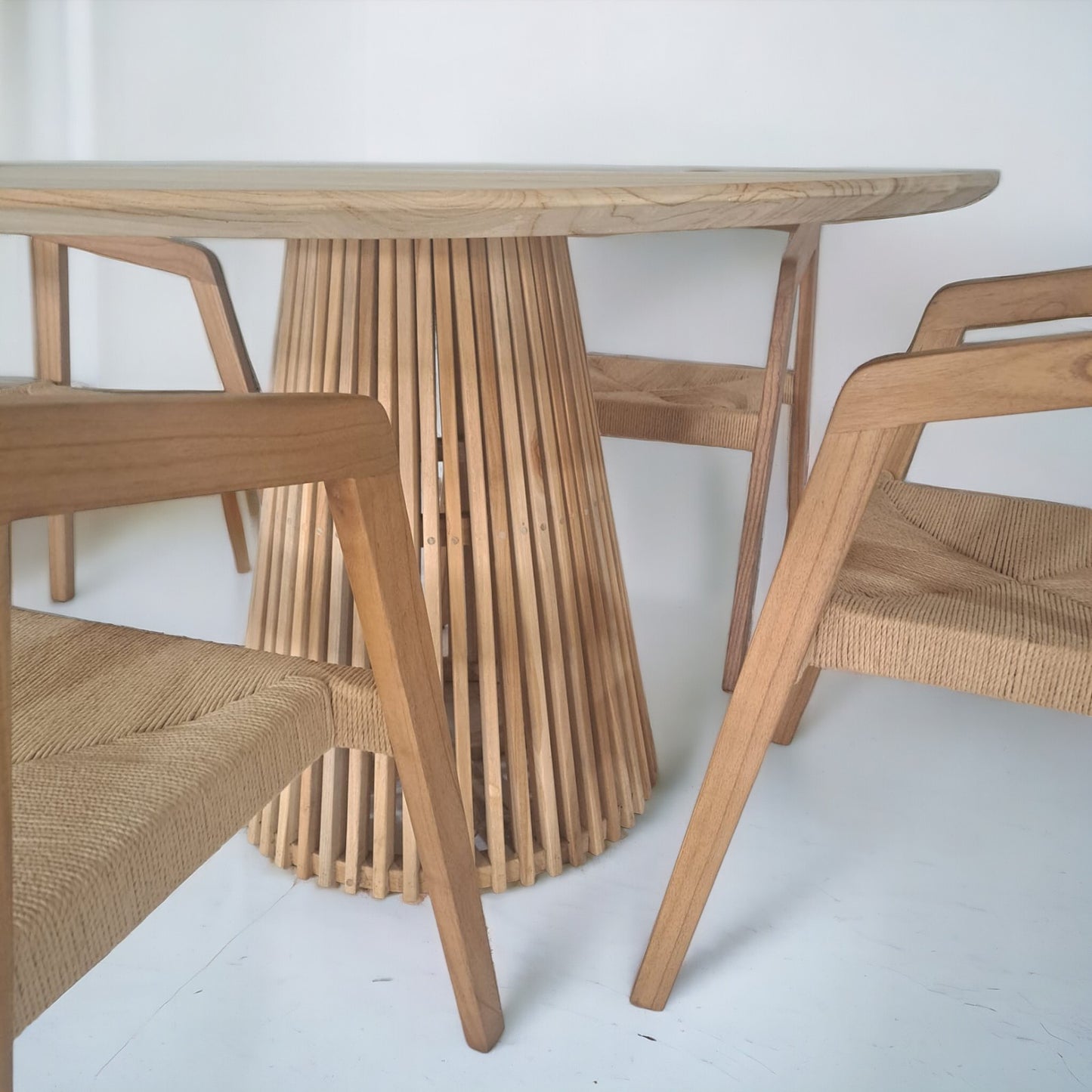 KEDIRI + SEMARANG Outdoor Dining Set | Teak Wood Dining Round Table with 4 Armchairs