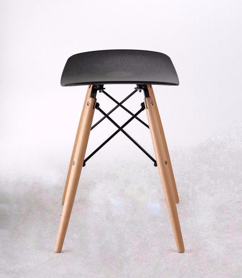 SADDLE Stool with Wooden Legs | Black